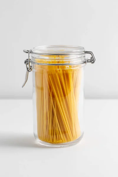 Lebensmittelaufbewahrungs Ess Und Kochkonzept Nahaufnahme Eines Glases Mit Pasta Auf — Stockfoto