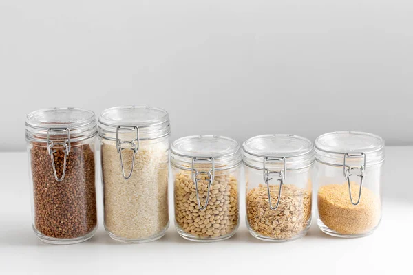 食物贮存 健康饮食及饮食概念 有荞麦 燕麦片 麦片及白豆的罐头 — 图库照片
