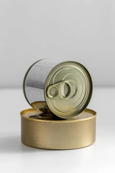 食品貯蔵の概念 テーブルの上に保存された錫缶の閉鎖 — ストック写真