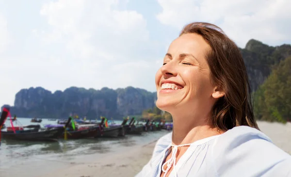 Reise Tourismus Und Urlaubskonzept Glücklich Lächelnde Frau Genießt Sonne Über Stockbild