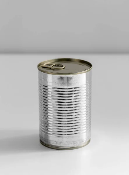 食料貯蔵と食事の概念 テーブルの上に保存して錫の缶を閉じます — ストック写真
