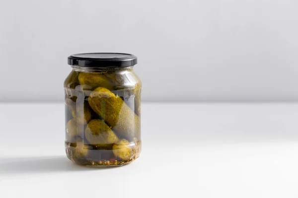 储存和保存概念 关闭罐子与腌制黄瓜在白桌上 — 图库照片