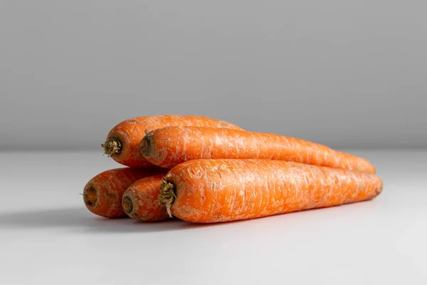 蔬菜及健康饮食概念 关闭桌上的成熟胡萝卜 — 图库照片