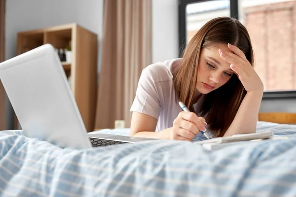 Okul Eğitim Stres Konsepti Dizüstü Bilgisayarı Defterleriyle Evde Yatan Yorgun — Stok fotoğraf
