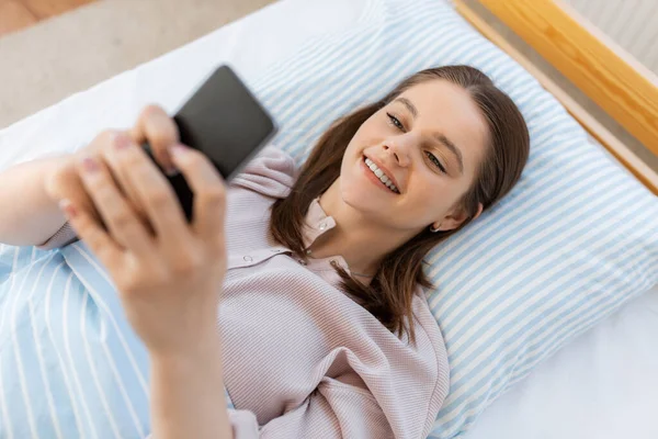 Personas Hora Acostarse Concepto Descanso Feliz Sonrisa Adolescente Con Teléfono — Foto de Stock