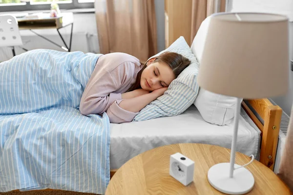 Pessoas Conceito Hora Dormir Descanso Adolescente Dormindo Cama Casa Manhã — Fotografia de Stock