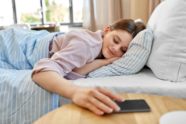 Lidé Čas Spaní Odpočinek Koncept Šťastný Usměvavý Dospívající Dívka Smartphonem — Stock fotografie