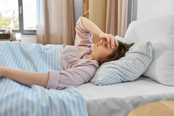 Menschen Schlaf Und Ruhekonzept Schläfriges Teenager Mädchen Das Morgens Hause — Stockfoto