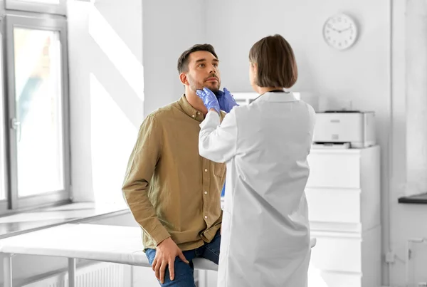 Medicin Sjukvård Och Människor Koncept Kvinnlig Läkare Kontrollera Lymfkörtlar Man — Stockfoto