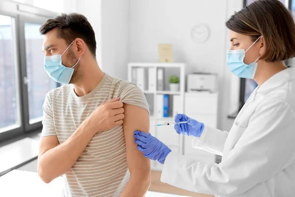 Zdrowie Medycyna Koncepcja Pandemii Lekarka Lub Pielęgniarka Nosząca Ochronną Maskę — Zdjęcie stockowe