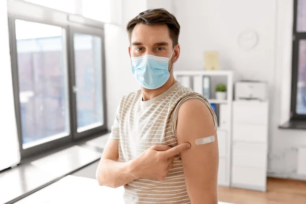 Zdrowie Medycyna Koncepcja Pandemii Szczęśliwy Mężczyzna Masce Plastrem Ramieniu Szczepieniu — Zdjęcie stockowe