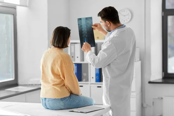 Medizin Gesundheitswesen Und Menschen Konzept Männlicher Arzt Zeigt Patientin Röntgenbild — Stockfoto