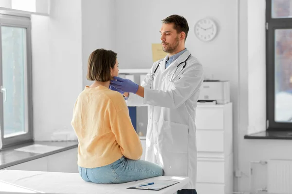 Medizin Gesundheitswesen Und Personenkonzept Mann Untersucht Lymphknoten Von Patientin Krankenhaus — Stockfoto