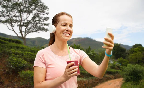 Travel Tourism Vacation Concept Woman Earphones Takeaway Smoothie Drink Shake — Stock Photo, Image