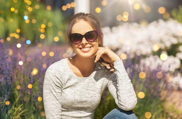 Zomer Vrijetijds People Concept Happy Young Woman Zonnebrillen Summer Garden — Stockfoto