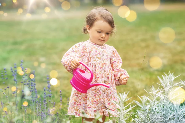 Dzieciństwo Wypoczynek Koncepcja Ludzi Szczęśliwa Dziewczynka Podlewaniem Może Ogrodzie Letnim — Zdjęcie stockowe