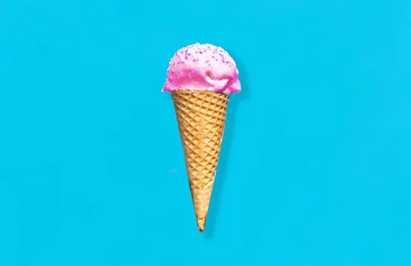 Concepto Comida Postre Comer Primer Plano Helado Rosa Cono Gofre — Foto de Stock