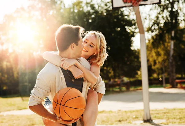 Férias Verão Amor Conceito Pessoas Casal Jovem Feliz Com Bola — Fotografia de Stock