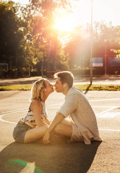 Sommerferien Technik Und Menschen Konzept Glückliches Paar Mit Kopfhörern Beim — Stockfoto