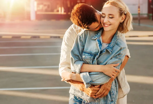 Férias Verão Amor Conceito Pessoas Feliz Jovem Casal Abraçando Estacionamento — Fotografia de Stock