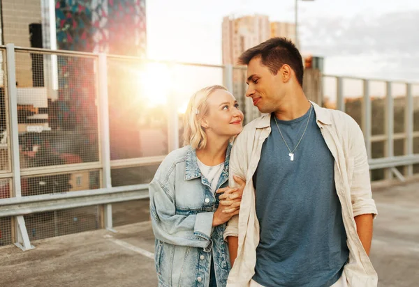 Férias Verão Amor Conceito Pessoas Feliz Jovem Casal Abraçando Telhado — Fotografia de Stock