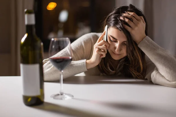 アルコール依存症 アルコール依存症 人々の概念 怒っている酔った女性や女性のアルコール飲料赤ワインと自宅でスマートフォンを呼び出します — ストック写真
