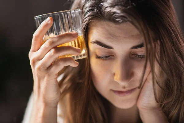 アルコール依存症 アルコール依存症 人々の概念 自宅で飲酒女性や女性のアルコール飲料ウイスキー — ストック写真