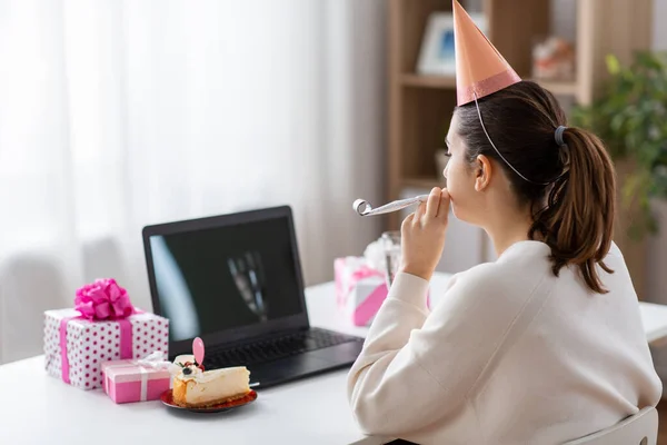 Gente Tecnología Concepto Comunicación Línea Mujer Joven Feliz Gorra Cumpleaños — Foto de Stock