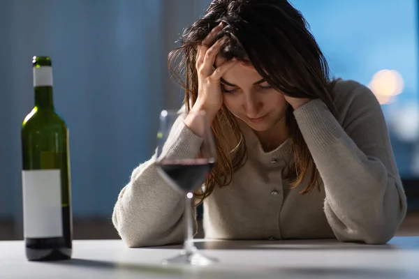 Alcoholisme Alcoholverslaving Mensenbegrip Dronken Vrouw Vrouwelijke Alcoholist Die Thuis Rode Rechtenvrije Stockfoto's