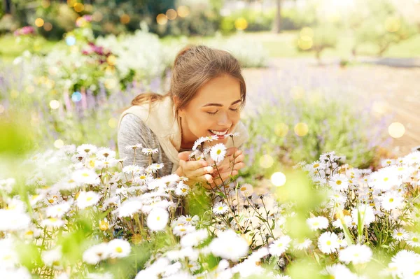 Trädgårdsskötsel Och Människor Concept Lycklig Ung Kvinna Luktar Kamomill Blommor — Stockfoto