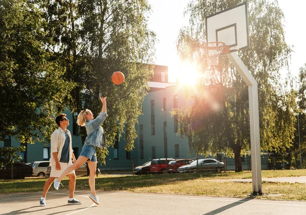 体育与人的概念 快乐的年轻夫妇 在篮球场打球 — 图库照片