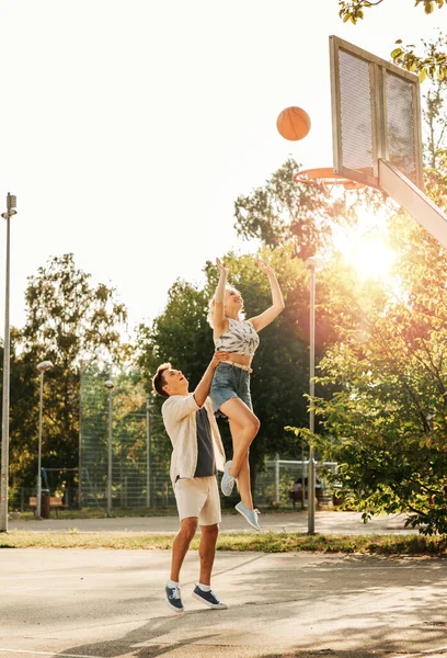 Zomervakantie Sport Mensen Concept Gelukkig Jong Paar Met Bal Spelen — Stockfoto