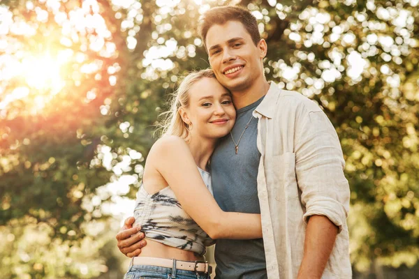 Férias Verão Amor Conceito Pessoas Feliz Jovem Casal Abraçando Livre — Fotografia de Stock