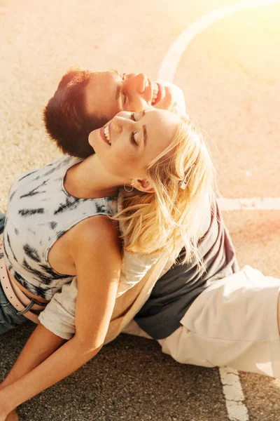Sommerurlaub Romantik Und Menschen Konzept Glückliches Junges Paar Entspannt Auf — Stockfoto
