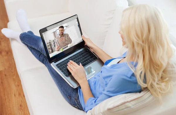 Onderwijs Online School Afstandsonderwijs Concept Vrouw Met Laptop Kijken Tutorial — Stockfoto