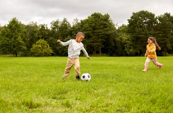 Детство Досуг Игры Люди Концепция Счастливый Мальчик Девочка Мячом Играть — стоковое фото