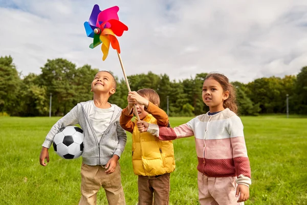 Çocukluk Eğlence Insanların Konsepti Parkta Fırıldak Ile Oynayan Mutlu Çocuklar — Stok fotoğraf