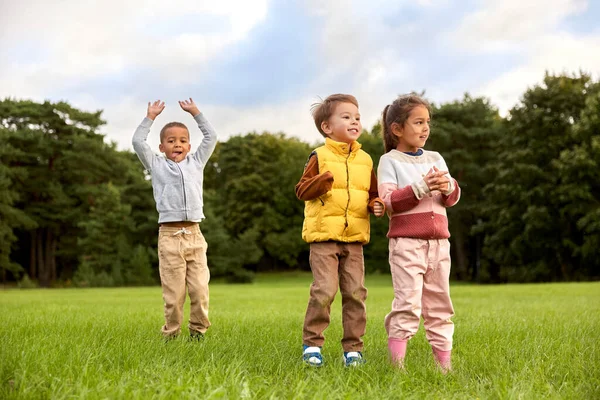 Conceito Infância Lazer Pessoas Grupo Crianças Felizes Brincando Pulando Parque — Fotografia de Stock