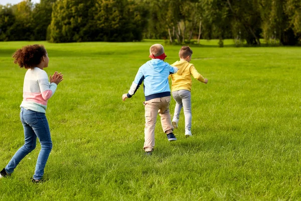 子供時代 レジャー 人々の概念 幸せな子供たちのグループは タグゲームをプレイし 公園で実行 — ストック写真