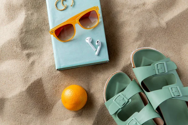 休闲活动及暑假概念 沙滩上的拖鞋 书本及太阳镜 — 图库照片