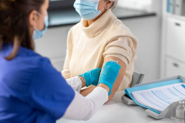 Medicína Zdraví Vakcinace Zblízka Lékař Nebo Zdravotní Sestra Dezinfekční Kůží — Stock fotografie