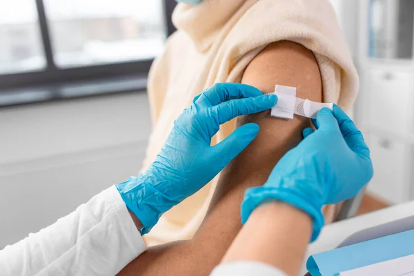 Concept Van Geneeskunde Gezondheid Vaccinatie Close Van Arts Verpleegkundige Die — Stockfoto