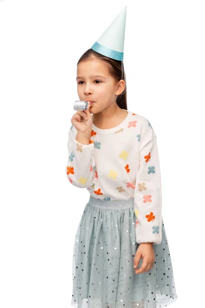 童年和人的概念 戴着派对帽 带着告密者在白色背景下嬉笑的小女孩的肖像 — 图库照片