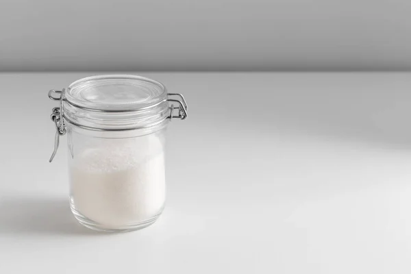 食物贮存 烹调及不健康饮食概念 关闭桌上的白糖玻璃瓶 — 图库照片