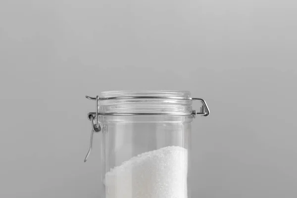 食物贮存 烹调及不健康饮食概念 灰色背景的海盐玻璃瓶的闭合 — 图库照片
