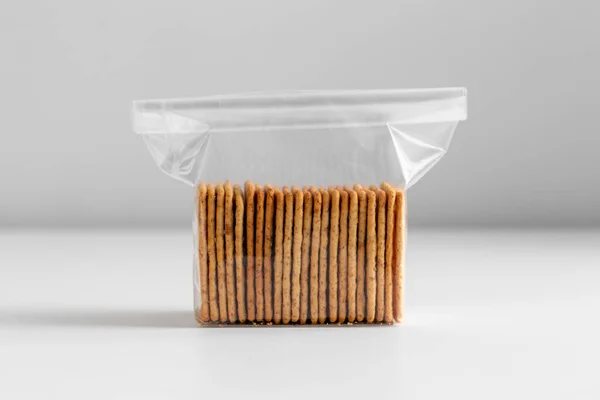 Φαγητό Φαγητό Και Σνακ Έννοια Κοντά Αλατισμένα Μπισκότα Κράκερ Τσάντα — Φωτογραφία Αρχείου