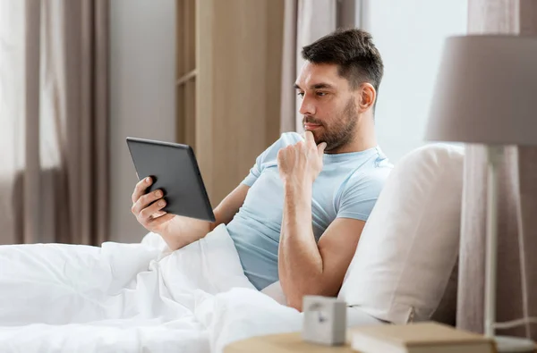 Technologie Internet Mensen Concept Man Met Tablet Computer Bed Thuis — Stockfoto