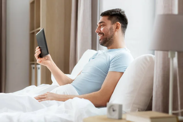 Technologie Internet Mensen Concept Man Met Tablet Computer Bed Thuis — Stockfoto