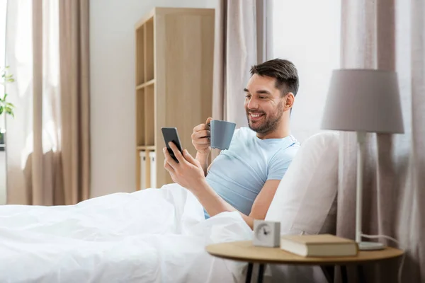 Personas Hora Acostarse Concepto Descanso Hombre Sonriente Feliz Con Teléfono — Foto de Stock