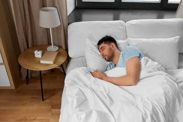 Emberek Lefekvés Előtt Pihenés Fogalmát Ember Alszik Ágyban Otthon — Stock Fotó